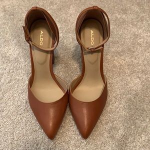 Women’s Cognac pointed heels size 8
